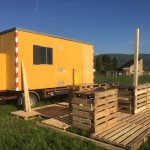 Foto: Der Bauwagen mit ersten Küchensegmenten im Garten der Begegnung